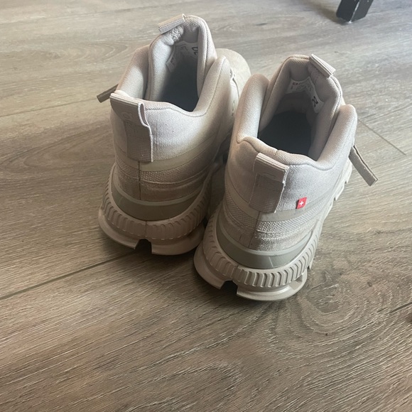 On Cloud Monochrome Hi Shoes - Picture 2 of 4